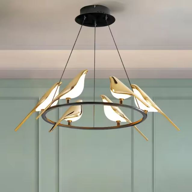 Suspension décorative avec oiseaux dorés perchés, au style poétique et design, parfaite pour une salle à manger ou un salon raffiné.