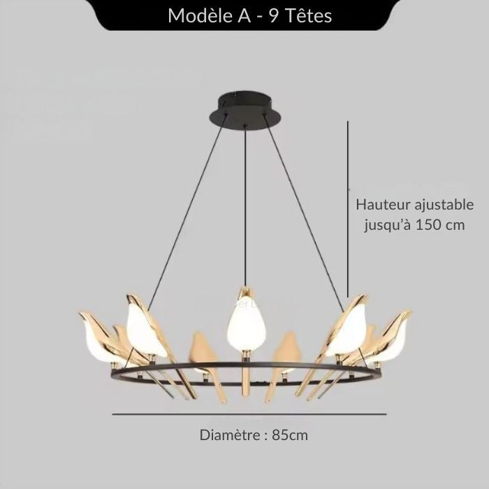 Grande suspension ronde à 9 oiseaux dorés lumineux, diamètre 85 cm, idéale pour salons ou escaliers avec hauteur sous plafond généreuse.