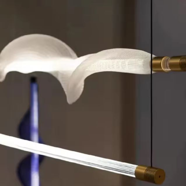 Suspension ondulé au design italien et artistique avec diffuseurs organiques sur structure en laiton