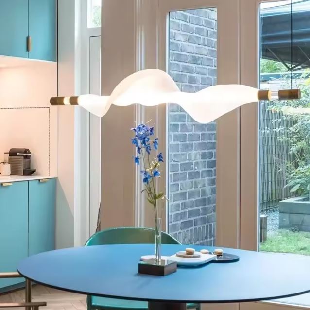 Suspension ondulée en métal au design italien avec diffuseur lumineux sculptural, idéale au-dessus d'une table moderne
