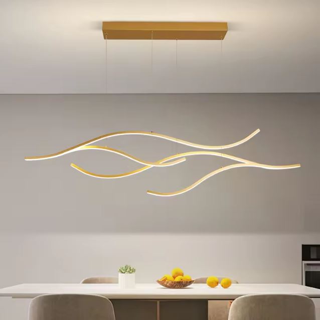 Suspension ondulée design LED dorée, idéale pour un style moderne et épuré.