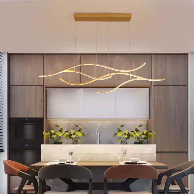 Suspension ondulée LED dorée élégante, parfaite pour illuminer une cuisine design.