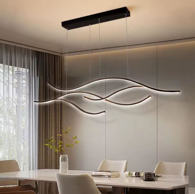 Suspension ondulée LED noire au design élégant, idéale pour un éclairage moderne de salon.