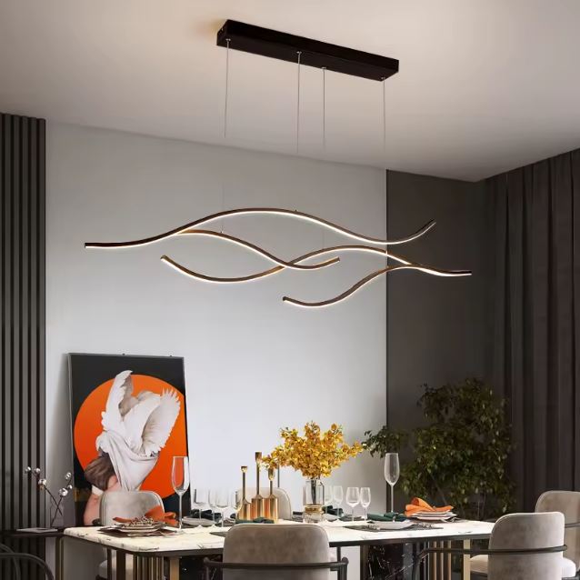 Suspension ondulée LED noire sophistiquée, parfaite pour une salle à manger luxueuse.