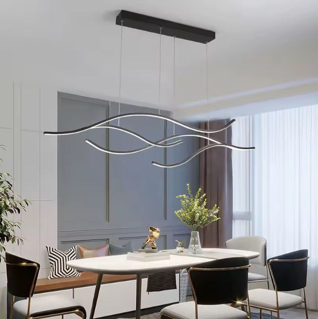 Suspension ondulée LED noire élégante, idéale pour une salle à manger moderne lumineuse.