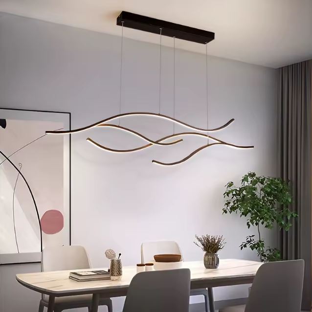 Suspension ondulée LED noire élégante, idéale pour une salle à manger style scandinave.