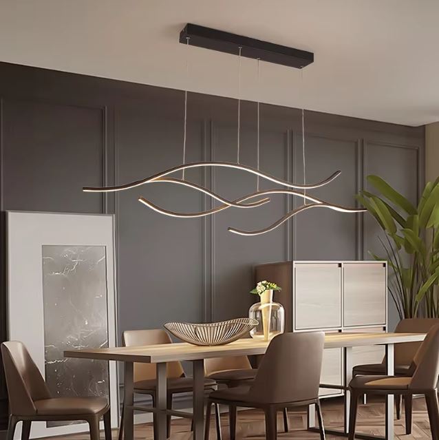 Suspension ondulée LED noire élégante, parfaite pour sublimer une salle à manger design.