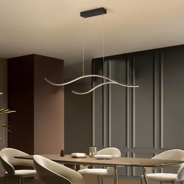 Suspension ondulée LED noire au design minimaliste, parfaite pour un intérieur épuré.