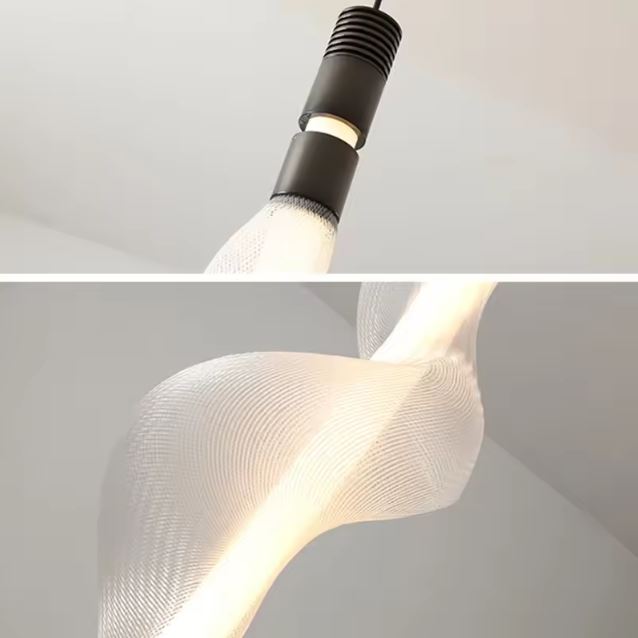 Détail d'une suspension ondulée en métal avec diffuseur en acrylique texturé au design italien contemporain