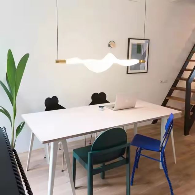Suspension ondulée en métal au design italien et sculptural, idéale au-dessus d'une table contemporaine