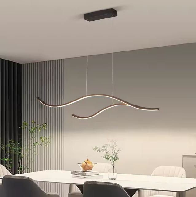 Suspension ondulée LED noire minimaliste, idéale pour un éclairage épuré et moderne.