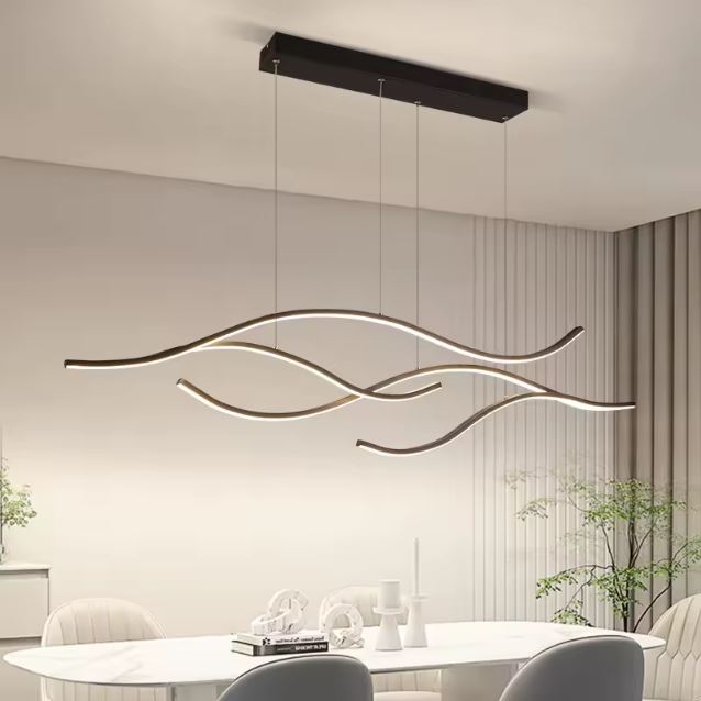 Suspension ondulée noire LED élégante, parfaite pour un intérieur contemporain raffiné.