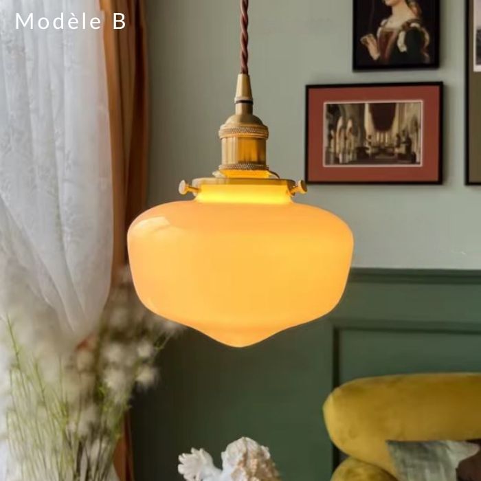 Suspension en opaline blanche modèle B avec lumière chaude, idéale pour une décoration vintage et élégante.