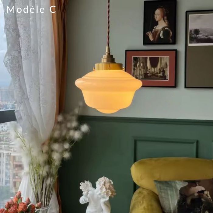 Suspension opaline blanche modèle C avec lumière chaude, parfaite pour une ambiance vintage et chaleureuse.