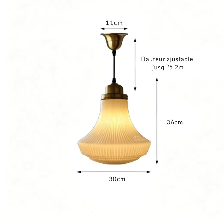 Dimensions de la suspension en opaline nervurée : 30 cm de diamètre, 36 cm de haut et câble ajustable jusqu’à 2 m