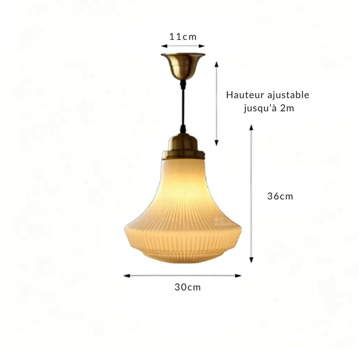 Dimensions de la suspension en opaline nervurée : 30 cm de diamètre, 36 cm de haut et câble ajustable jusqu’à 2 m