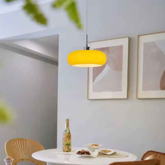 Suspension en opaline orange au style épuré, idéale pour sublimer une salle à manger avec une touche scandinave élégante.