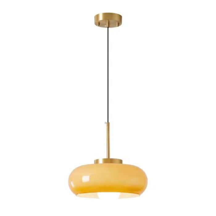 Suspension moderne en opaline orange et finitions en laiton, parfaite pour éclairer une pièce avec élégance et chaleur.