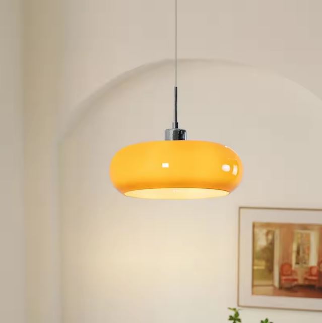 Élégante suspension opaline orange avec une lumière chaleureuse, idéale pour sublimer un intérieur moderne et lumineux.