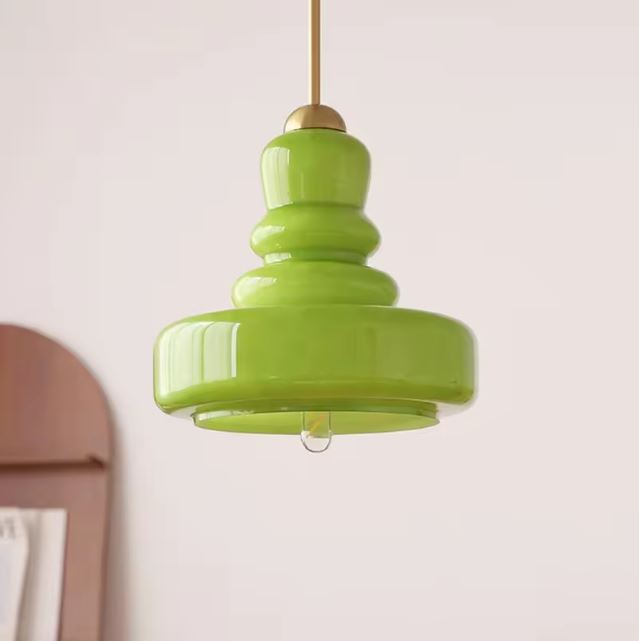 Suspension en opaline verte au design rétro chic, parfaite pour ajouter une touche de couleur et d’élégance à votre intérieur.