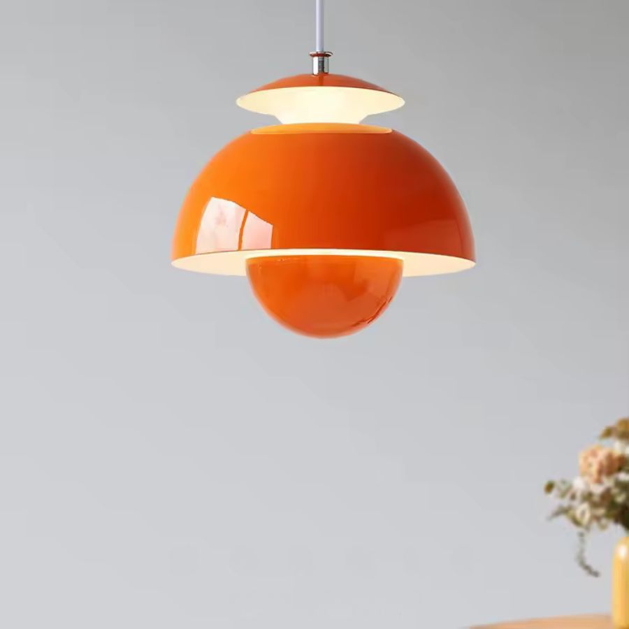 Forme sculpturale orange à dôme et globe, pour une lampe suspendue au style rétro-futuriste affirmé