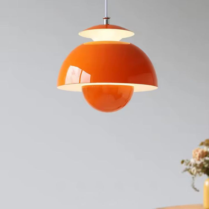 Forme sculpturale orange à dôme et globe, pour une lampe suspendue au style rétro-futuriste affirmé