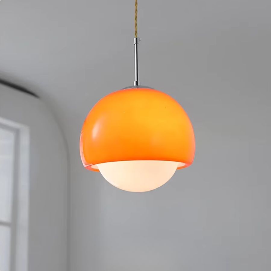 Suspension orange à globe opalin au style Space Age, avec dôme arrondi et finition chromée