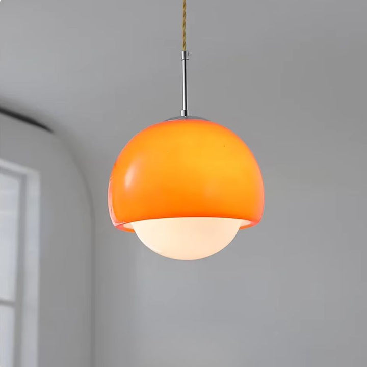 Suspension orange à globe opalin au style Space Age, avec dôme arrondi et finition chromée