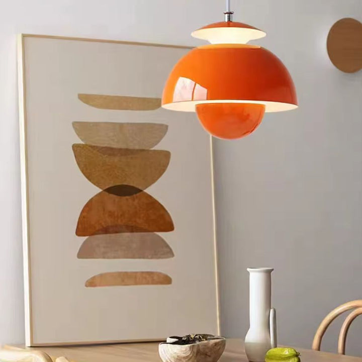 Éclat orange et lignes arrondies pour cette lampe suspendue à sphère, inspirée du design seventies