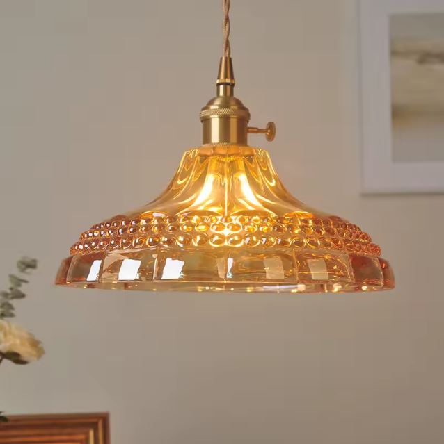 Suspension orange vintage en verre diffusant une lumière douce, parfaite pour sublimer un intérieur rétro.