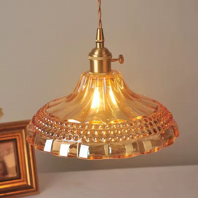 Suspension orange vintage en verre lumineux au style rétro et industriel chic, parfaite pour un intérieur cosy et élégant.