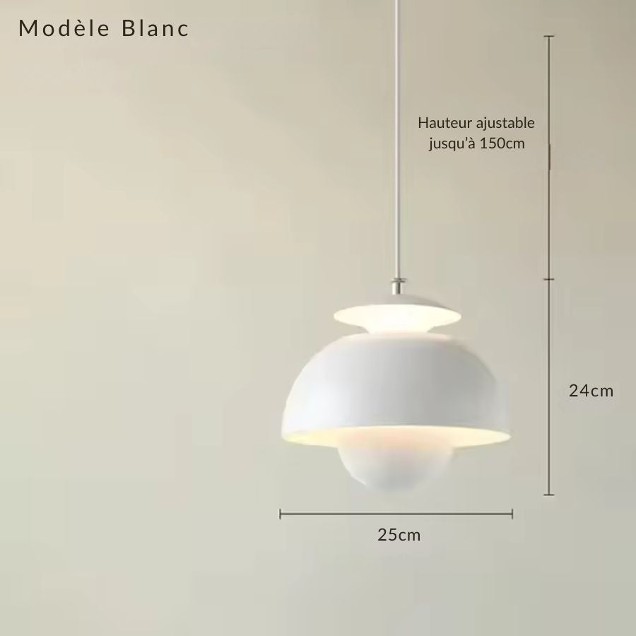 Épurée en blanc, cette lampe suspendue associe dôme et sphère dans un esprit minimaliste et rétro