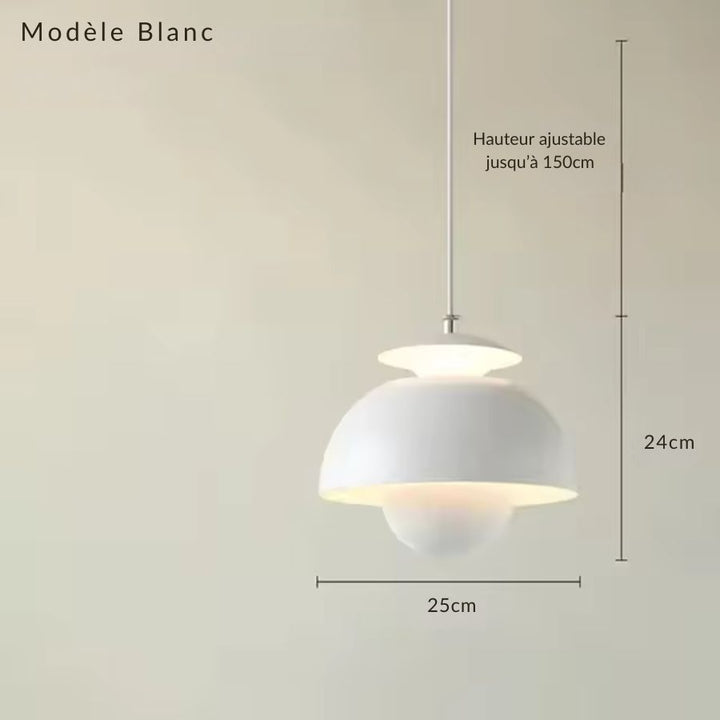 Épurée en blanc, cette lampe suspendue associe dôme et sphère dans un esprit minimaliste et rétro
