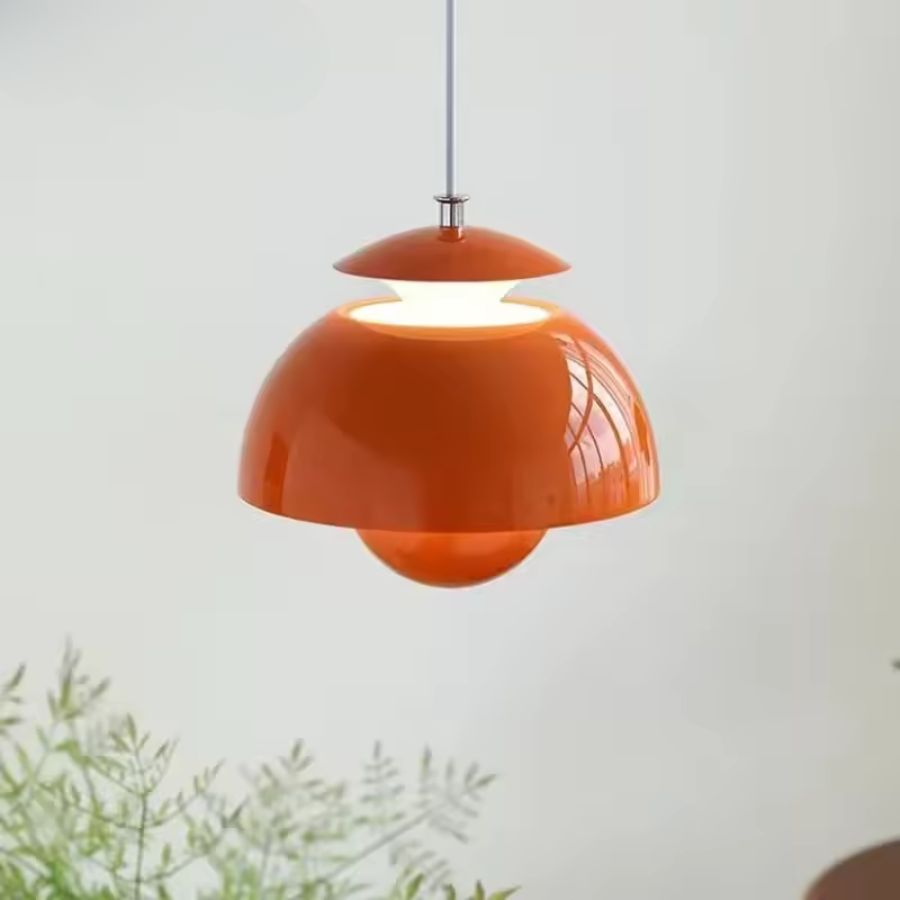 Luminaire orange à dôme et sphère, au design rétro-futuriste inspiré des années 70