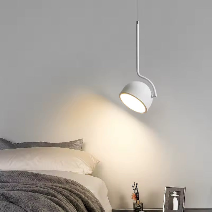 Luminaire suspendu blanc à coupole orientable près du lit, dans une chambre design sobre et contemporaine
