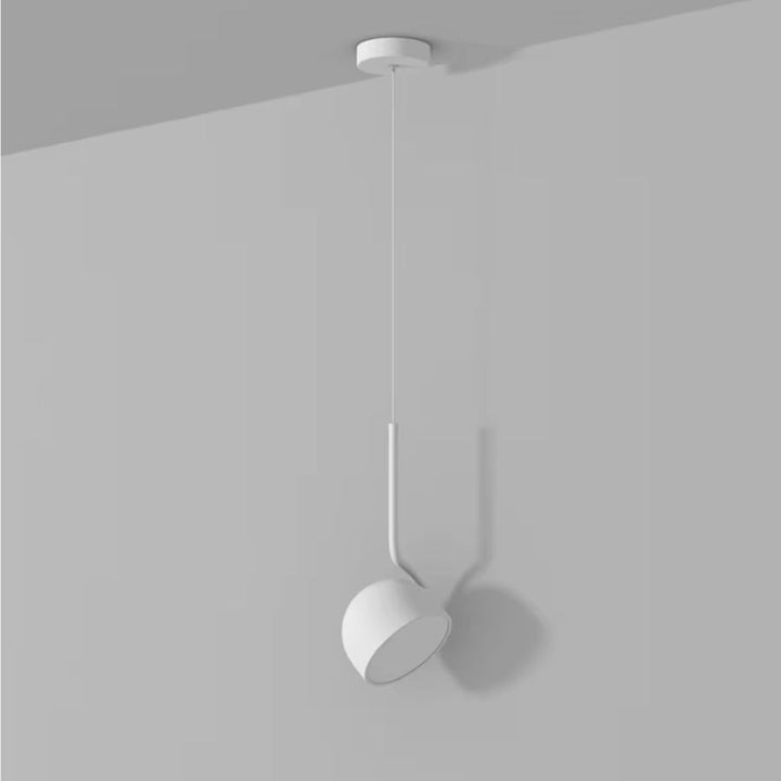 Vue entière d’une suspension blanche à coupole inclinable, au style épuré, moderne et minimaliste
