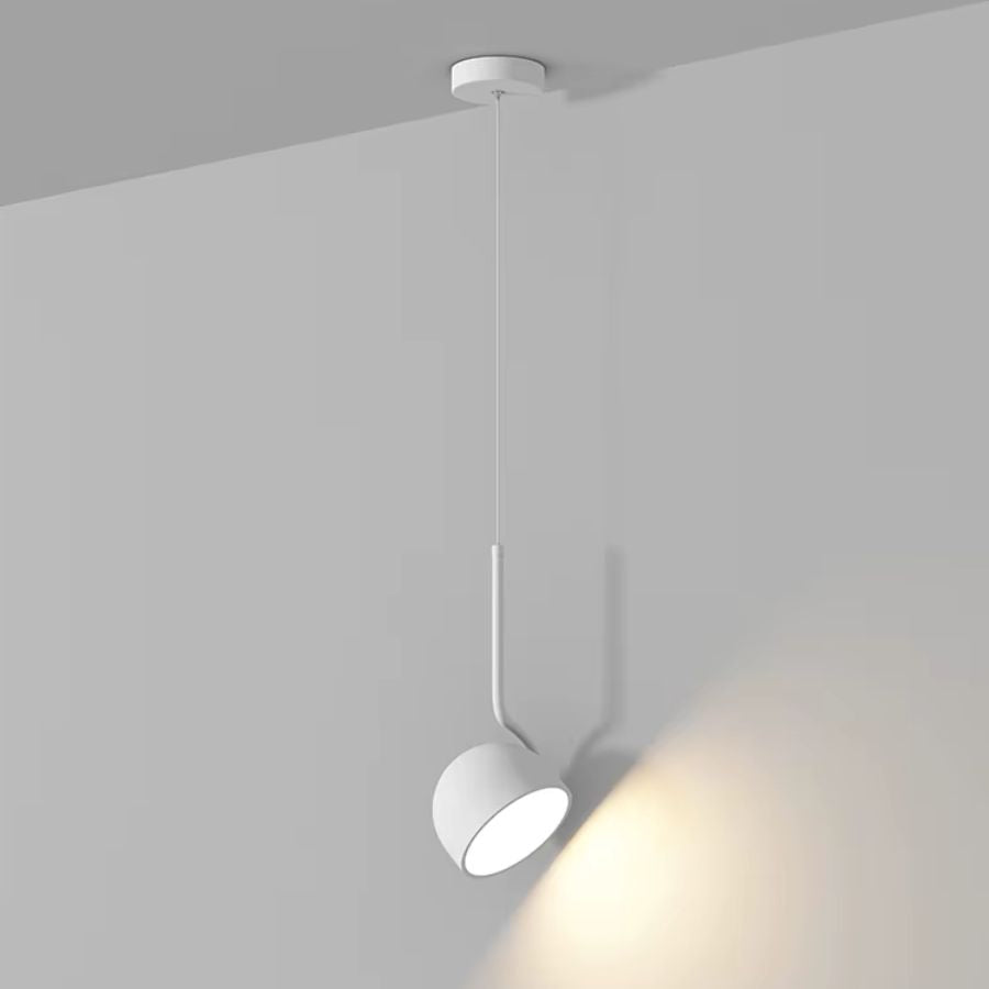 Suspension blanche orientable avec coupole inclinée diffusant une lumière directionnelle au style épuré et moderne