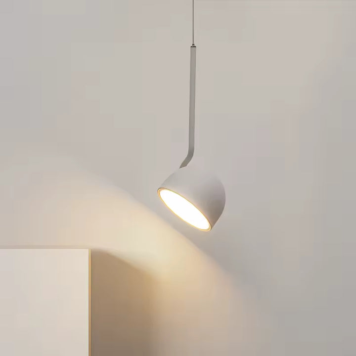 Suspension orientable blanche à coupole inclinable, au design minimaliste et contemporain avec éclairage directionnel