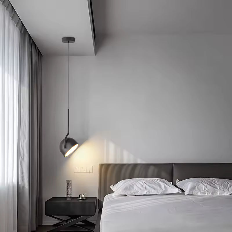 Suspension à coupole inclinable près du chevet dans une chambre design aux lignes sobres et contemporaines