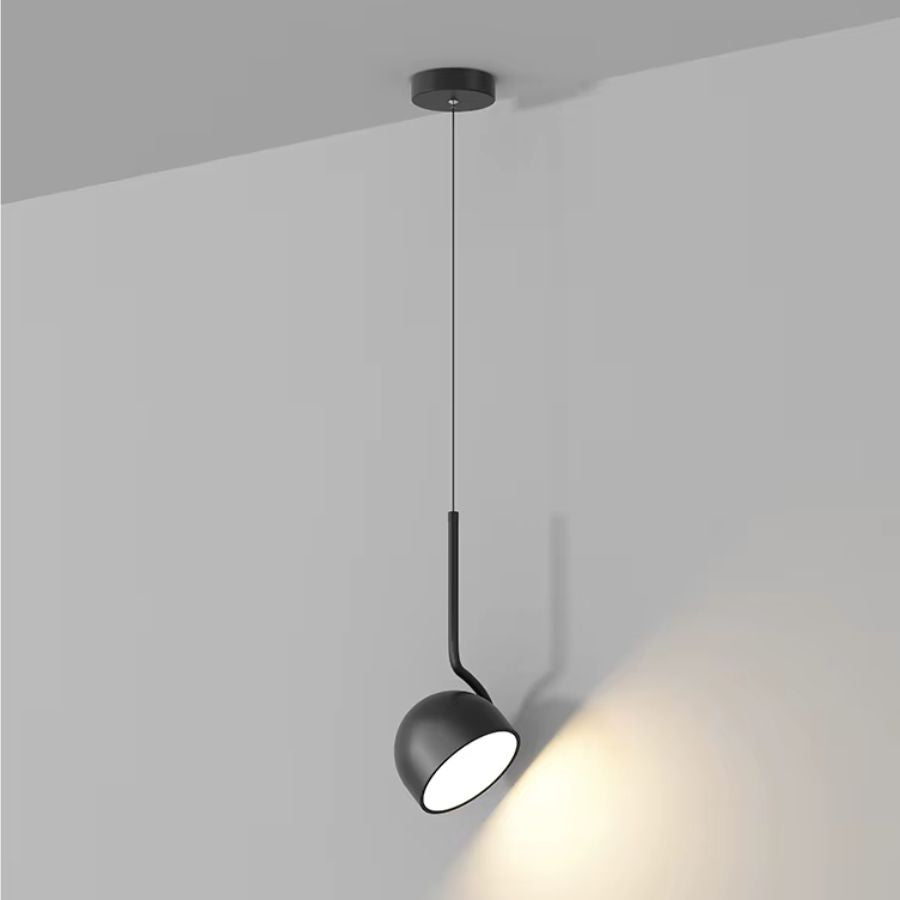 Suspension noire à coupole inclinable diffusant une lumière directionnelle, au style moderne et minimaliste