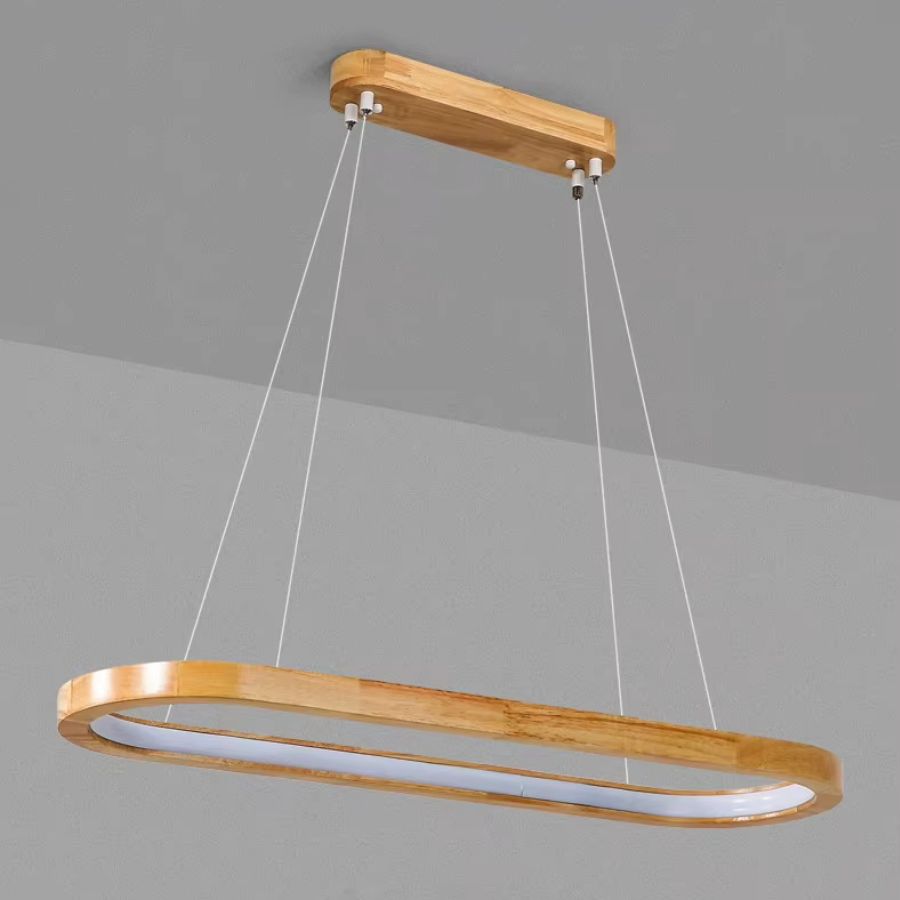 Structure ovale en bois clair et diffuseur LED intégré pour une suspension scandinave au style épuré et contemporain