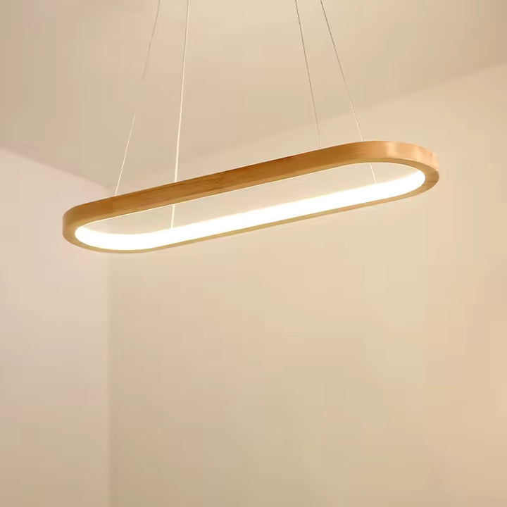 Éclairage LED chaleureux intégré dans une suspension ovale en bois, au style épuré, naturel et contemporain