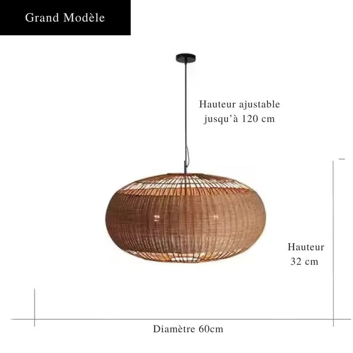 Grande suspension naturelle en rotin tressé de 60 cm de diamètre et 32 cm de haut, au design ovale et méditerranéen.