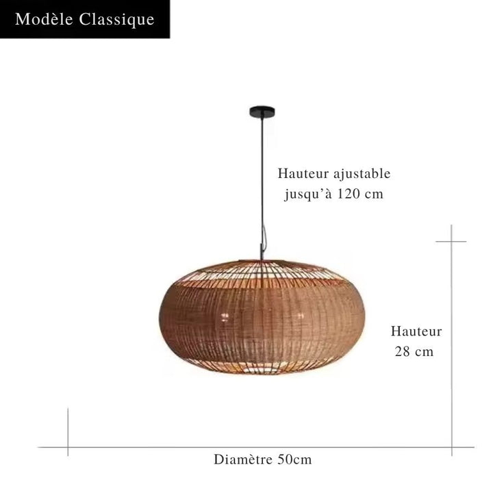 Avec ses 50 cm de diamètre, cette suspension en rotin tressé ajouré affiche une silhouette ovale au style japandi.