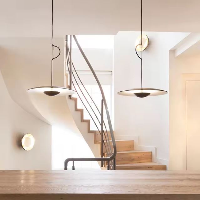 Duo de suspensions ovni noir et beige, parfaites pour illuminer un intérieur moderne avec élégance et raffinement.