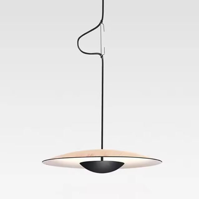 Suspension ovni élégante en noir et beige, au design épuré et moderne, idéale pour un éclairage sophistiqué et chaleureux.