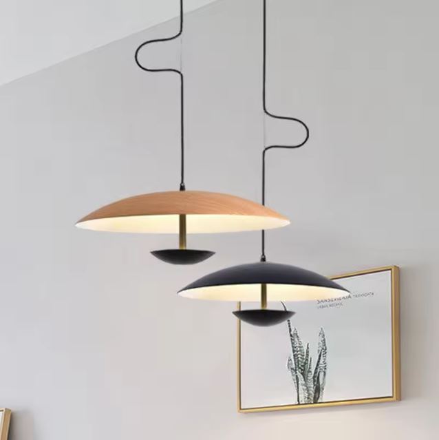 Suspension ovni au design moderne, mélangeant la couleur du bois naturel et le métal noir, parfaite pour un éclairage élégant et chaleureux.