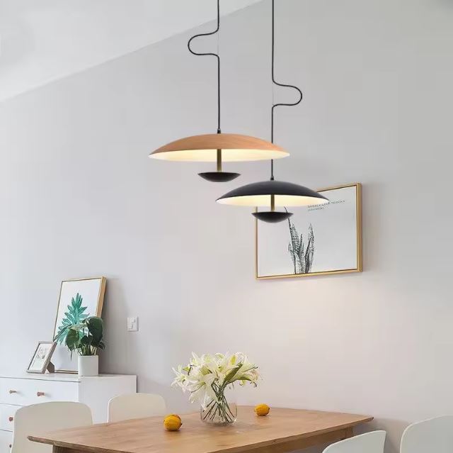 Duo de suspensions ovni en couleur bois et noir, parfait pour illuminer une salle à manger avec un design élégant et une ambiance chaleureuse.