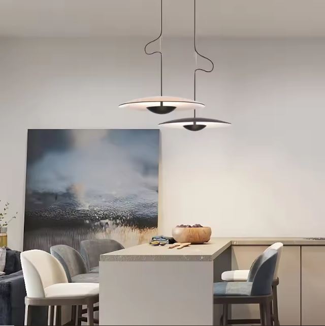 Duo de suspensions ovni noir et blanc, apportant une touche moderne et élégante à une cuisine ou une salle à manger contemporaine.