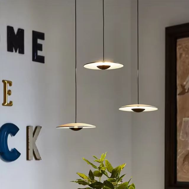 Suspensions ovni LED au design minimaliste, apportant une lumière tamisée et élégante pour une ambiance moderne et raffinée.